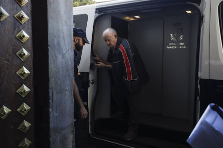 El anciano acusado de degollar a su mujer en Caniles saliendo del furgón policial para acceder a la Audiencia de Granada (ÁLEX CÁMARA - EUROPA PRESS)