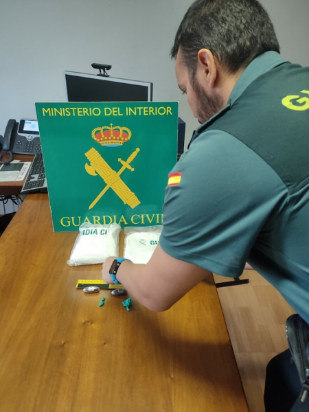 Agente de la Guardia civil con las anfetaminas incautadas (GUARDIA CIVIL)
