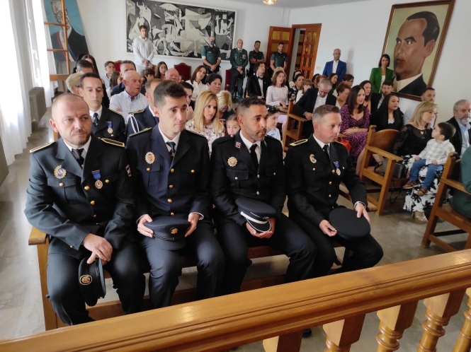 Moral precio Bombardeo Fuente Vaqueros rinde homenaje a la Policía Local y a la Guardia Civil