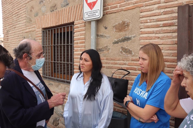 Alejandra Durán, segunda por la izquierda en la imagen, con plataformas por el hospital de la Alpujarra (POR ANDALUCÍA) Alejandra Durán, segunda por la izquierda en la imagen, con plataformas por el hospital de la Alpujarra (POR ANDALUCÍA)