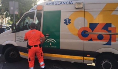 Imagen de archivo de una ambulancia de CES 061 (112 ANDALUCÍA) 