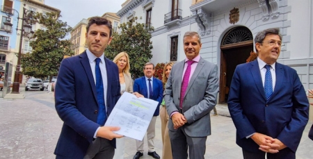 Jorge Saavedra, a la izquierda en la imagen, con el Grupo Municipal Popular, en una foto de archivo (PP)