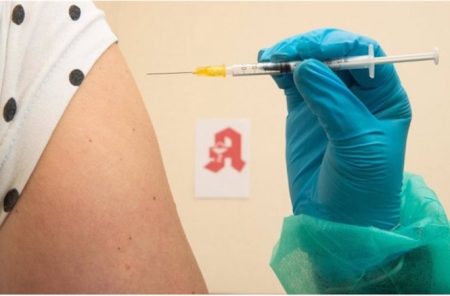 Un farmacéutico vacuna a una persona contra el coronavirus (FRISO GENTSCH /DPA) 