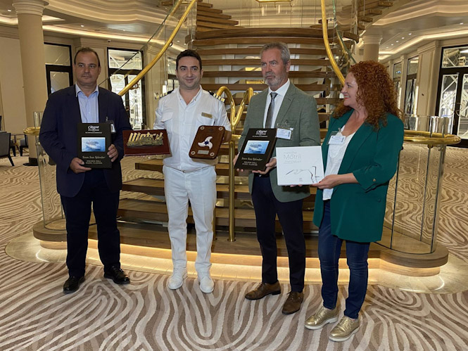 Primera escala en Motril (Granada) del Seven Seas Splendor, a cuyo capitán se ha entregado una metopa (AUTORIDAD PORTUARIA DE MOTRIL) Primera escala en Motril (Granada) del Seven Seas Splendor, a cuyo capitán se ha entregado una metopa (AUTORIDAD PORTUARIA DE MOTRIL)