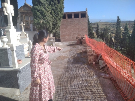 Imagen de la visita de la portavoz del PP al cementerio (PP)