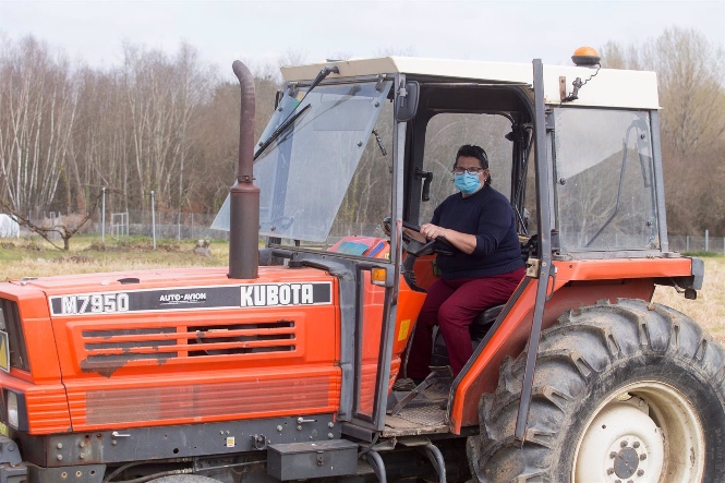 Una mujer, Lola Martínez ara con marcarilla en su tractor para plantar patatas en su finca (CARLOS CASTRO - EUROPA PRESS) 
