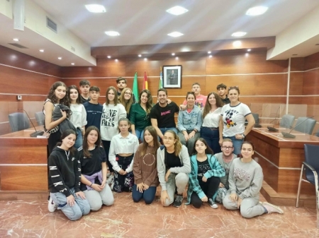 El concejal de Fiestas de Otura, junto a algunos de los voluntarios/as que colaboran con la Casa del Terror (AYTO. OTURA) 