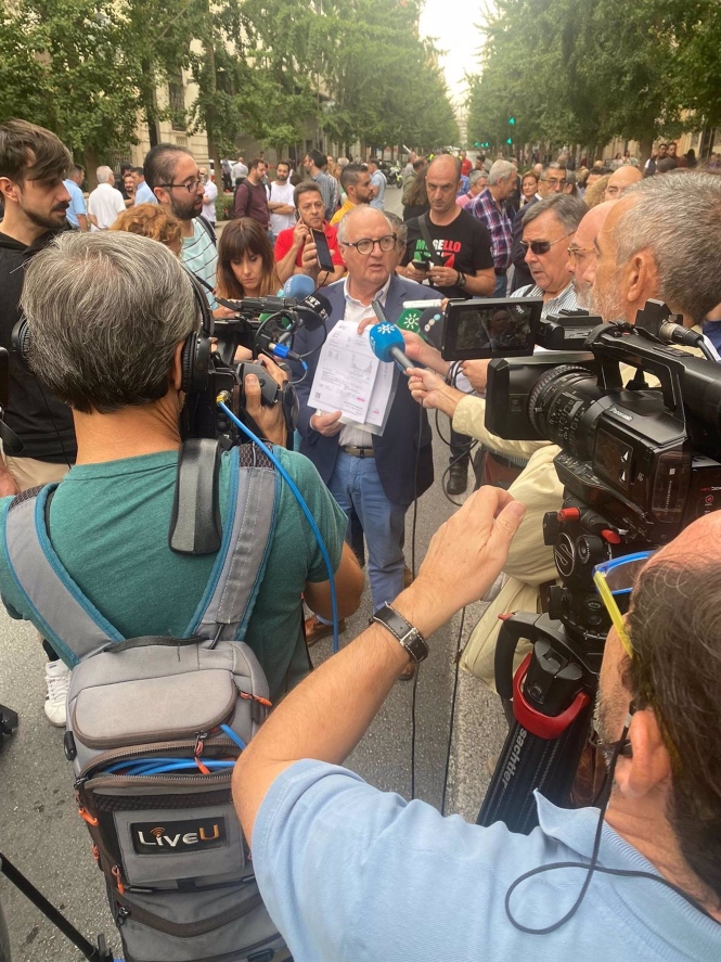El presidente de la Federación de Empresas de Hostelería y Turismo de Granada, Gregorio García, atiende a los medios durante la concentración (FEDERACIÓN DE HOSTELERÍA Y TURISMO DE GRANADA) El presidente de la Federación de Empresas de Hostelería y Turismo de Granada, Gregorio García, atiende a los medios durante la concentración (FEDERACIÓN DE HOSTELERÍA Y TURISMO DE GRANADA)