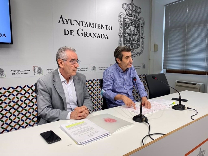 El portavoz del grupo municipal de Unidas Podemos e Independientes en el Ayuntamiento de Granada, Antonio Cambril, junto al letrado Salvador Soler (UNIDAS PODEMOS E INDEPENDIENTES) El portavoz del grupo municipal de Unidas Podemos e Independientes en el Ayuntamiento de Granada, Antonio Cambril, junto al letrado Salvador Soler (UNIDAS PODEMOS E INDEPENDIENTES)