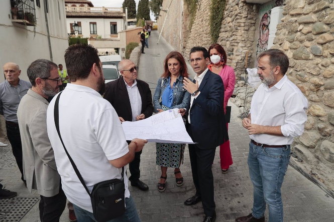 Visita del alcalde de Granada, Francisco Cuenca, al entorno del carril de San Agustín (AYUNTAMIENTO DE GRANADA) Visita del alcalde de Granada, Francisco Cuenca, al entorno del carril de San Agustín (AYUNTAMIENTO DE GRANADA)
