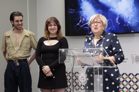 María de Leyva presenta el Burlesque Show en presencia de dos de sus componentes (AYUNTAMIENTO) 