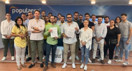 Javier Bravo con miembros de Nuevas Generaciones del PP (PP)
