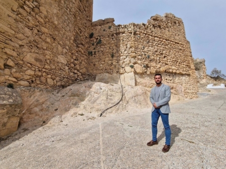 Marco Pérez, ante el Castillo de Moclín (AYUNTAMIENTO) 