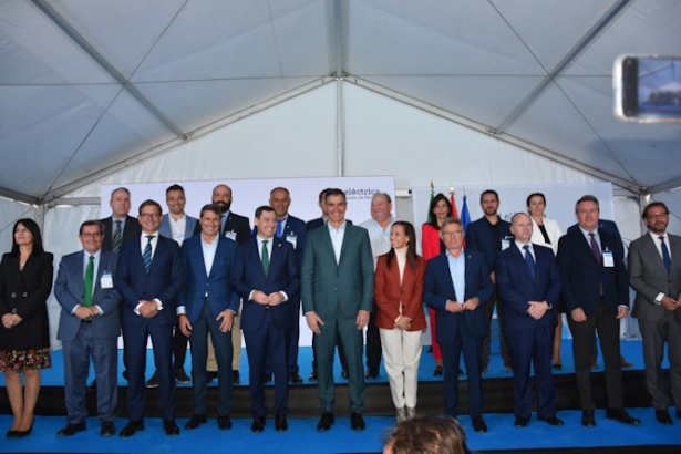 Foto de familia del acto de la inauguración de la nueva subestación eléctrica de Baza (EUROPA PRESS)