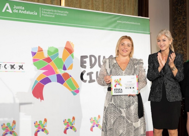 La Consejera de Educación, Patricia del Pozo, entrega el premio a la alcaldesa de La Zubia, Puri López (JUNTA)