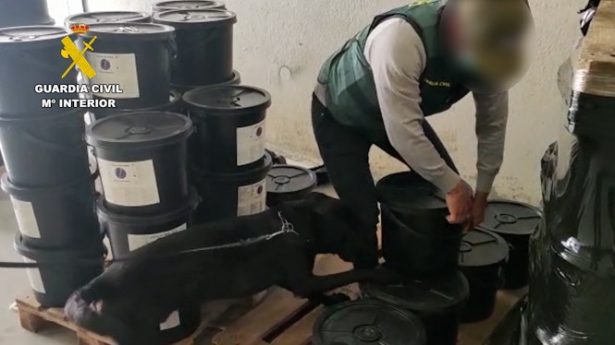 Agente de la Guardia civil con los bidones (GUARDIA CIVIL)