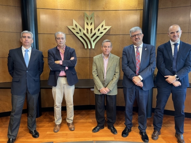 Foto de familia tras la firma del convenio (CAJA RURAL)