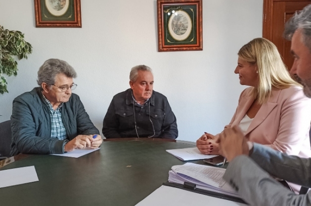La delegada de Administración Local ha visitado Chimeneas (JUNTA)