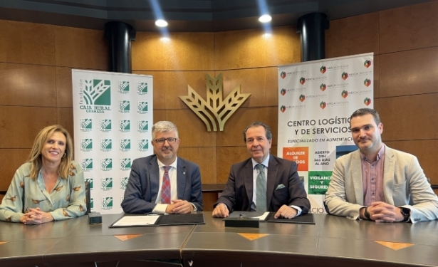 Foto de familia tras la firma del convenio (CAJA RURAL)