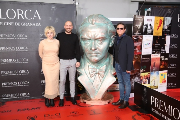 José Luis Rojas, en el centro, junto a la actriz Dunia Rodríguez y el productor de El efecto Darma (PREMIOS LORCA) 