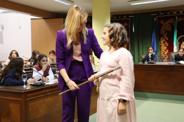 La alcaldesa infantil toma el bastón de mando (AYTO. MARACENA ) 