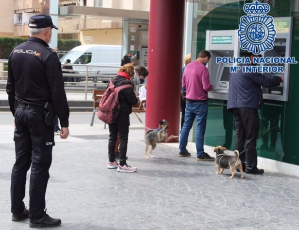 Agente de Policía Nacional ante un cajero (POLICÍA NACIONAL)