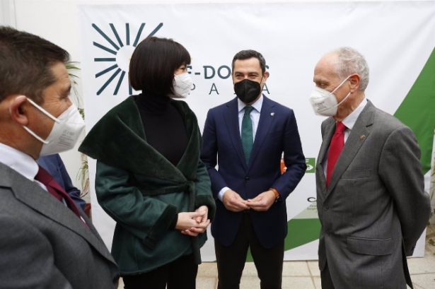 La ministra de Ciencia e Innovación, Diana Morant, junto con el presidente de la Junta de Andalucía, Juanma Moreno (ÁLEX CÁMARA / EUROPA PRESS) 