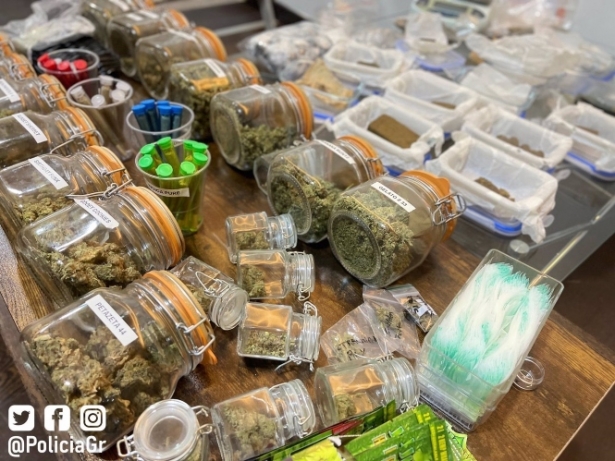 Un club de cannabis clausurado y tres detenidos por un presunto delito de tráfico de drogas en Granada. (POLICIA LOCAL DE GRANADA)