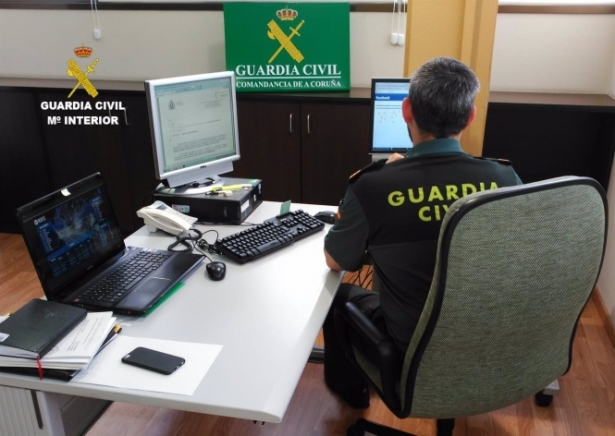Un guardia civil sigue un delito informático, en imagen de archivo (GUARDIA CIVIL)