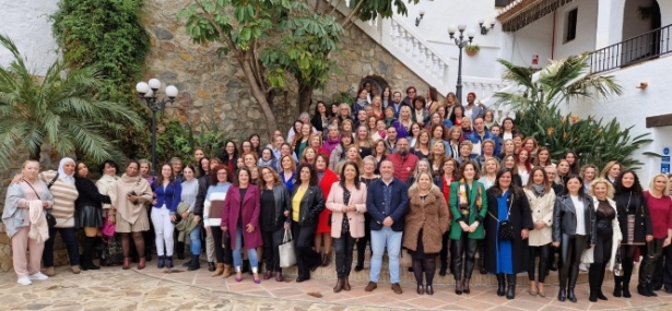 Foto de familia tras el homenaje (AYUNTAMIENTO ALMUÑÉCAR)