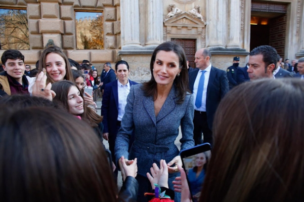 Su Majestad la Reina Doña Letizia a la salida de la inaugura la exposición `La Granada Nazarí y el Universo Bereber` , en imagen de archivo en Granada (ÁLEX CÁMARA - EUROPA PRESS)