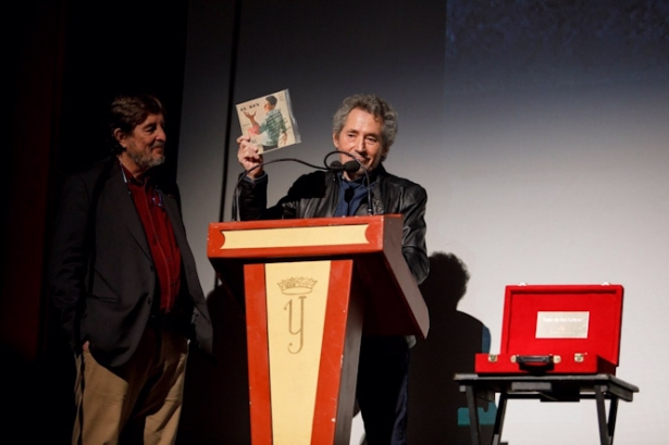 La Caja de las Letras del Instituto Cervantes ha recibido un conjunto de objetos del legado personal del cantante granadino Miguel Ríos, entre ellos, su primer disco (ÁLEX CÁMARA-EUROPA PRESS)