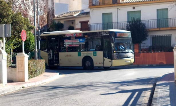 Línea de autobús 183 a su paso por Monachil (AYTO. MONACHIL)