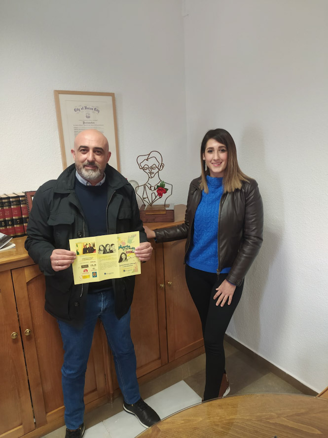 el alcalde de Fuente Vaqueros y la escritora Adelaida Salas presentan el proyecto `María y su sueño, el jardín emocional` (AYTO. FUENTE VAQUEROS) el alcalde de Fuente Vaqueros y la escritora Adelaida Salas presentan el proyecto `María y su sueño, el jardín emocional` (AYTO. FUENTE VAQUEROS)
