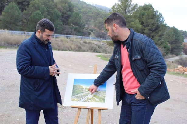 El alcalde de Loja, Joaquín Camacho, (derecha) y el teniente de alcalde enseñan la infografía sobre el terreno, paraje de Los Pinos (AYUNTAMIENTO DE LOJA)