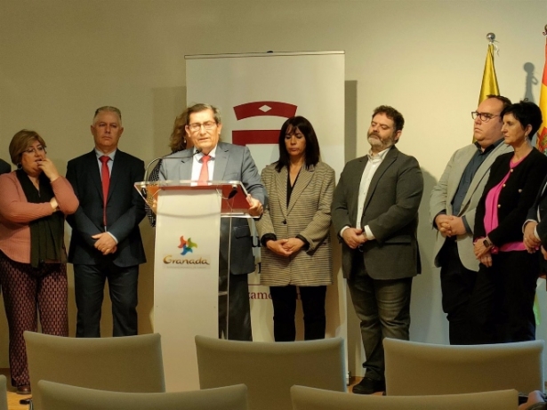 José Entrena, en comparecencia informativa junto a su equipo de gobierno en la Diputación de Granada (EUROPA PRESS)