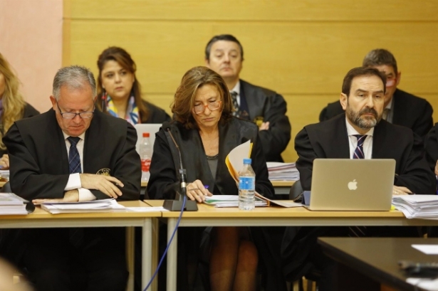 Isabel Nieto, en el centro, en el macrojuicio del caso Serrallo (ÁLEX CÁMARA-EUROPA PRESS)