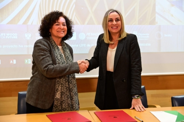 Pilar Aranda y MArifran Carazo han firmado el convenio (JUNTA)