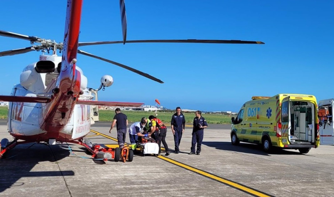 Un helicóptero y una ambulancia del 061 tras un rescate, en una imagen de archivo (JUNTA DE ANDALUCÍA) Un helicóptero y una ambulancia del 061 tras un rescate, en una imagen de archivo (JUNTA DE ANDALUCÍA)