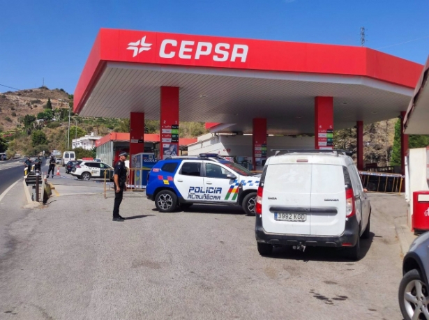 Gasolinera acordonada en La Herradura, el pasado agosto, tras el abandono del paquete simulado (AYUNTAMIENTO) 