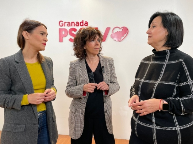 la parlamentaria andaluza Olga Manzano y la secretaria de Salud del PSOE de Granada, Francisca Santaella y la parlamentaria andaluza, Mari Ángeles Prieto (PSOE)