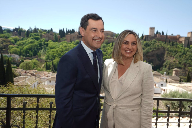 El presidente de la Junta de Andalucía y presidente del PP-A, Juanma Moreno, junto a la consejera de Fomento, Articulación del Territorio y Vivienda y candidata a la Alcaldía de Granada, Marifrán Carazo, en imagen de archivo (PP-A) El presidente de la Junta de Andalucía y presidente del PP-A, Juanma Moreno, junto a la consejera de Fomento, Articulación del Territorio y Vivienda y candidata a la Alcaldía de Granada, Marifrán Carazo, en imagen de archivo (PP-A)