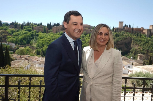 El presidente de la Junta de Andalucía y presidente del PP-A, Juanma Moreno, junto a la consejera de Fomento, Articulación del Territorio y Vivienda y candidata a la Alcaldía de Granada, Marifrán Carazo, en imagen de archivo (PP-A) 
