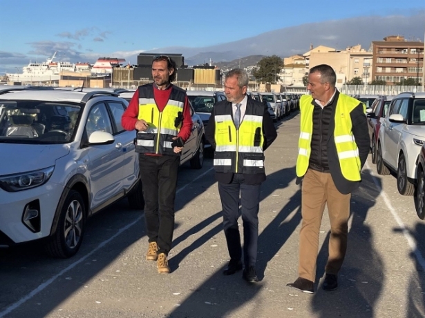 José García Fuentes, en el centro, con representantes de López Guillén y KIA (PUERTO)