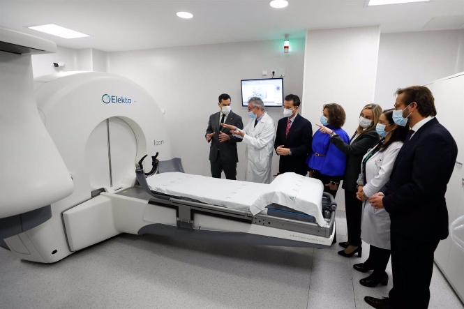 El presidente de la Junta, Juanma Moreno, asiste a la presentación del primer `Gammaknife` de la sanidad pública española en el Hospital Virgen de las Nieves de Granada (ÁLEX CÁMARA-EUROPA PRESS) El presidente de la Junta, Juanma Moreno, asiste a la presentación del primer `Gammaknife` de la sanidad pública española en el Hospital Virgen de las Nieves de Granada (ÁLEX CÁMARA-EUROPA PRESS)
