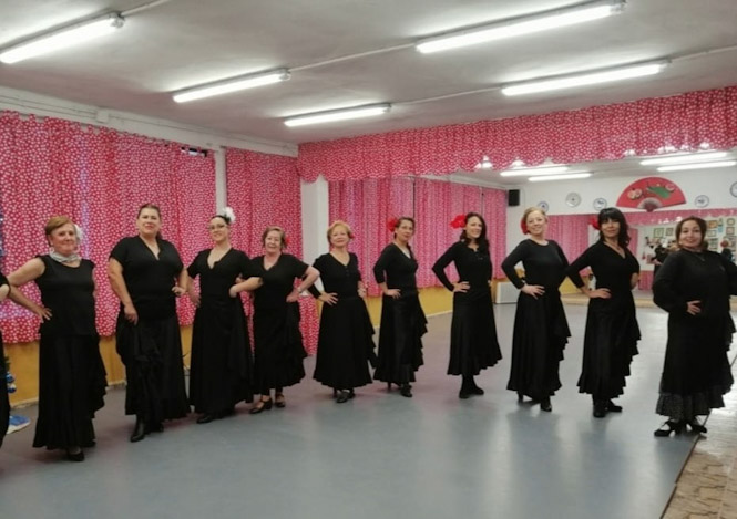 un grupo de mujeres de La Zubia practican flamencoterapia (AYTO. LA ZUBIA)