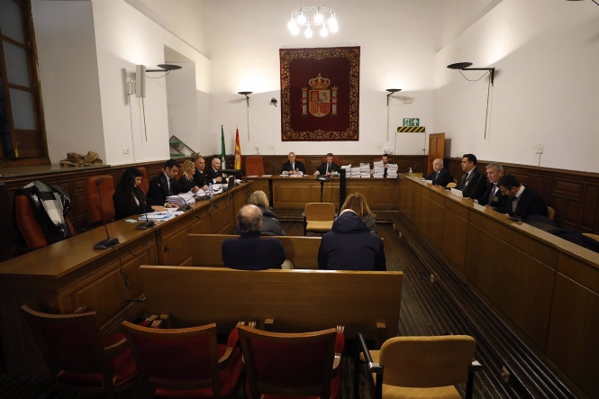 Detalle de la sala durante la primera sesión del juicio contra la excúpula de la Alhambra por el `caso audioguías` en la Audiencia de Granada (ÁLEX CÁMARA / EUROPA PRESS)