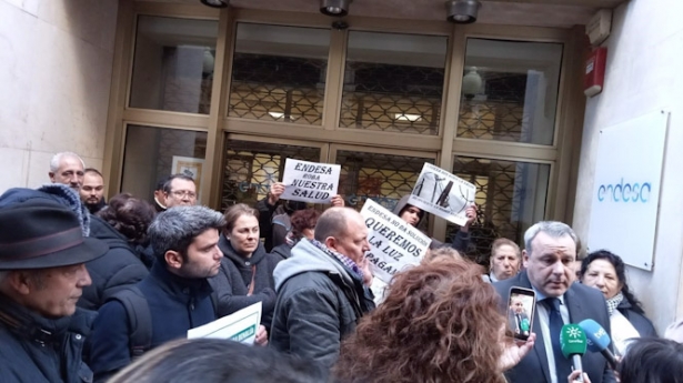 Vecinos de Iznalloz (Granada) protestan por los cortes de luz en la sede de Endesa mientras el alcalde de la localidad atiende a los medios (APDHA)
