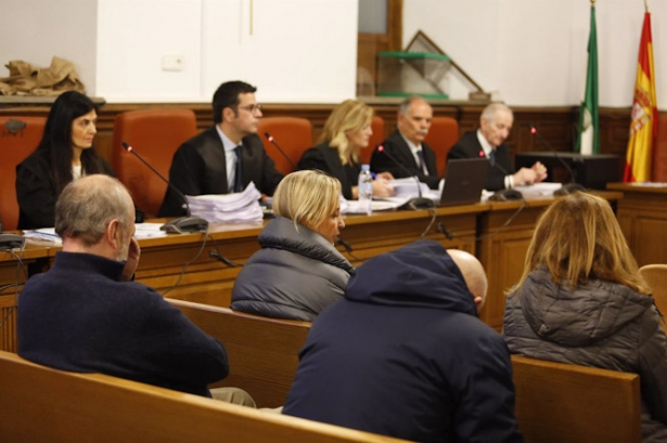 Detalle de la sala durante la primera sesión del juicio contra la excúpula de la Alhambra por el `caso audioguías`. Archivo (ÁLEX CÁMARA - EUROPA PRESS)