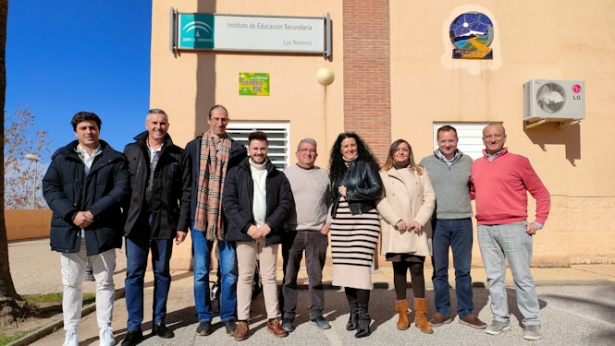 Imagen de la visita al instituto de Huétor Vega (AYTO. HUÉTOR VEGA)